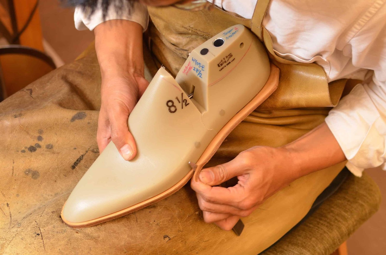 Attached to the last and the edges are trimmed.