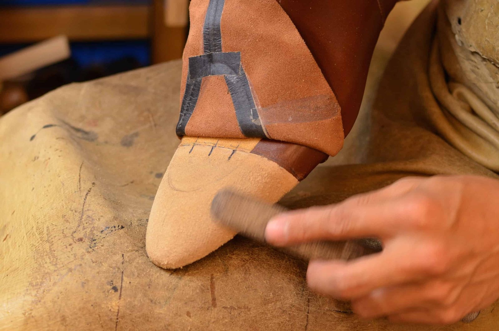 Attached. The sides are reinforced with pieces of leather between the upper and lining.