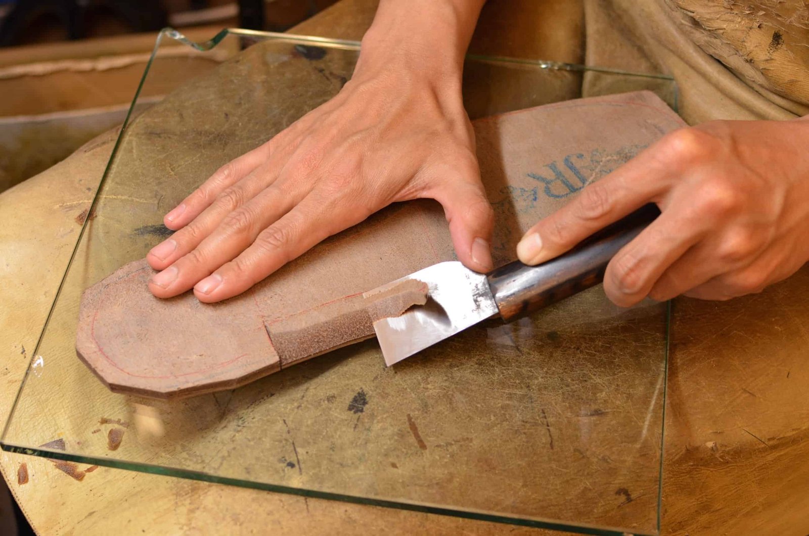 Time for the outsole, and here we start preparing for the bevel and blind welt at the waist right away.