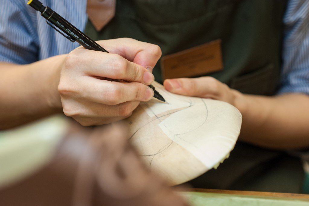 To make the shoe, first the design is drawn on the last.